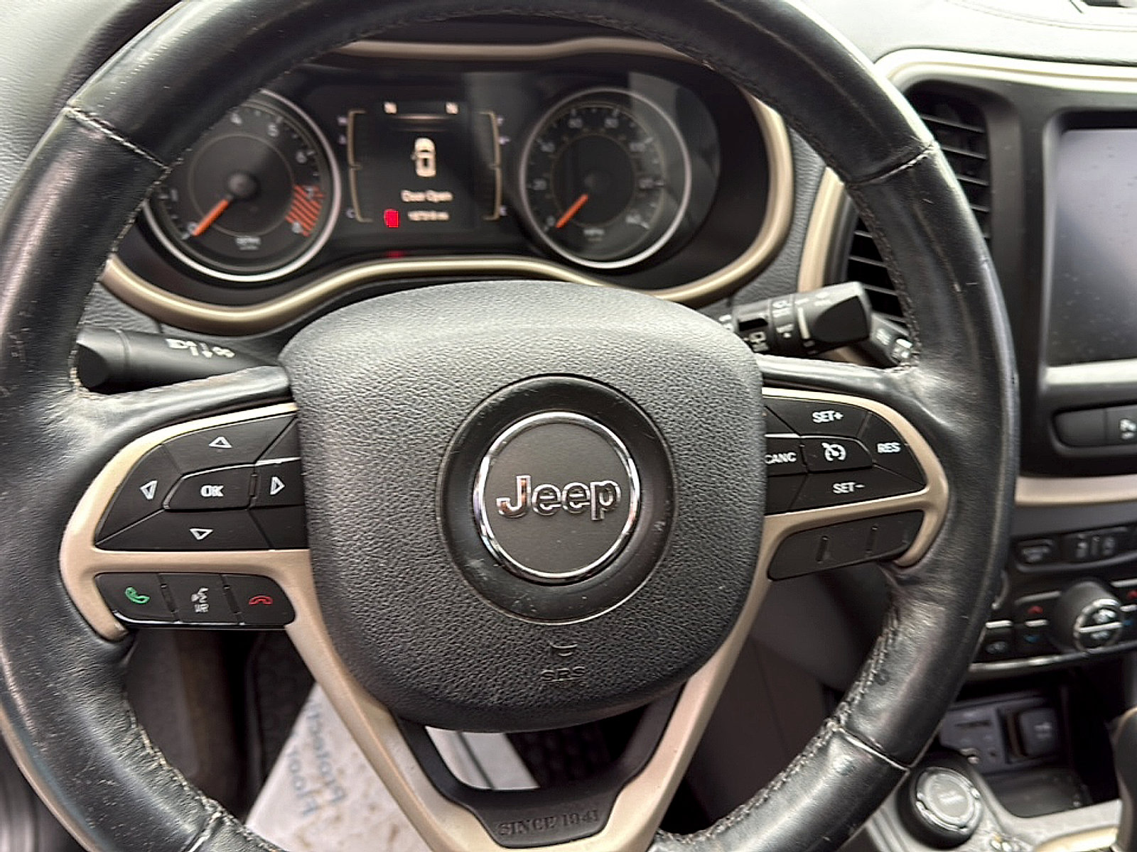 Used 2015 Jeep Cherokee Latitude w/ Comfort/Convenience Group AWD/4WD image 14