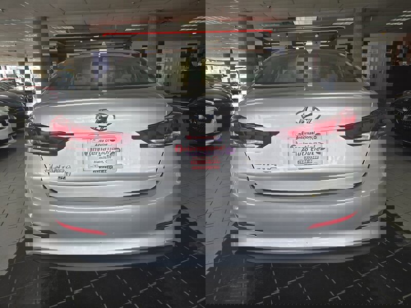 Used 2017 Hyundai Elantra SE image 5