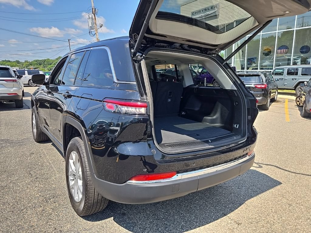 Certified 2023 Jeep Grand Cherokee Limited w/ Luxury Tech Group II AWD/4WD image 12