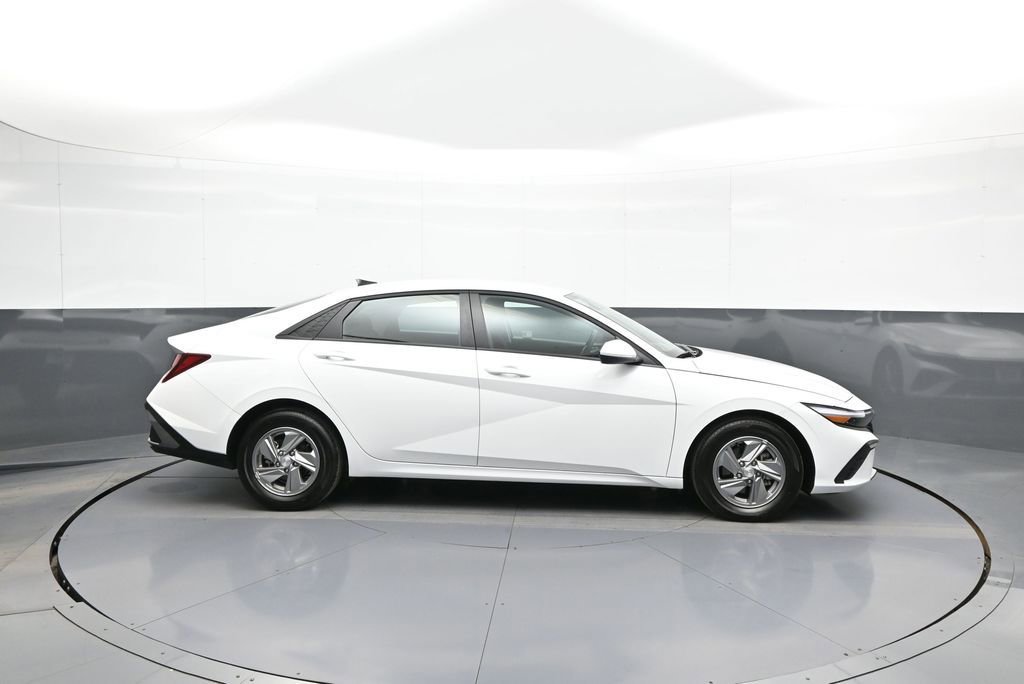 Certified 2025 Hyundai Elantra SE image 5