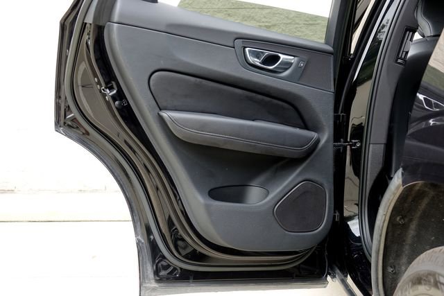 Used 2023 Volvo XC60 B5 Plus image 26