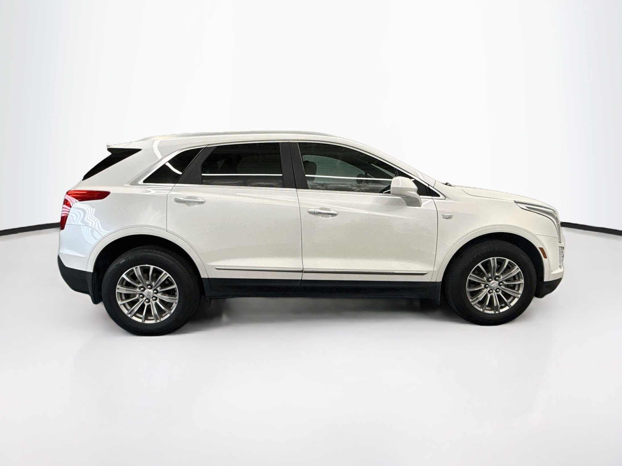 Used 2017 Cadillac XT5 Luxury w/ Driver Awareness Package FWD image 10