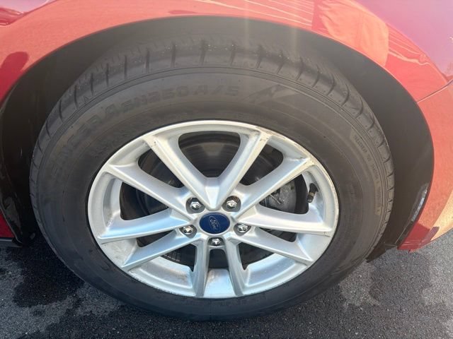 Used 2017 Ford Focus SE w/ Cold Weather Package FWD image 4