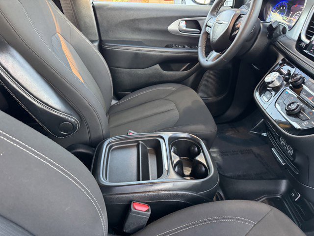 Used 2024 Chrysler Pacifica Touring image 8