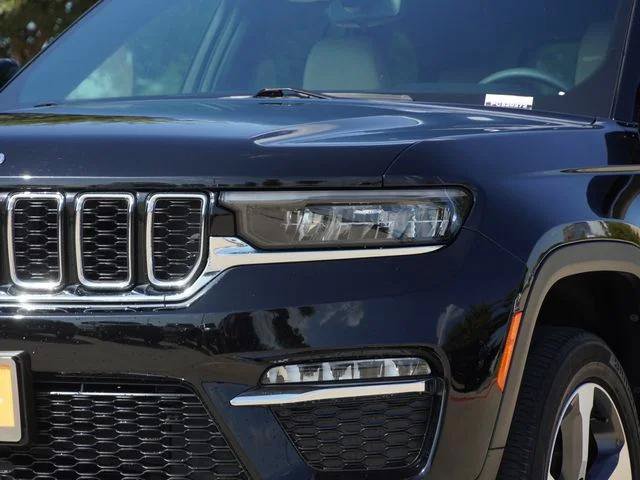 Certified 2023 Jeep Grand Cherokee Limited AWD/4WD image 4