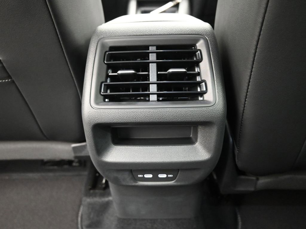 New 2025 Volkswagen Tiguan SE image 25