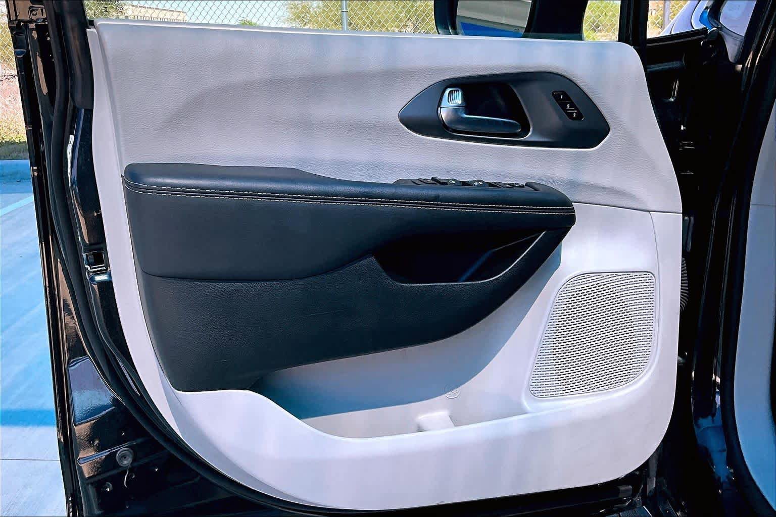 Used 2023 Chrysler Pacifica Touring-L image 22