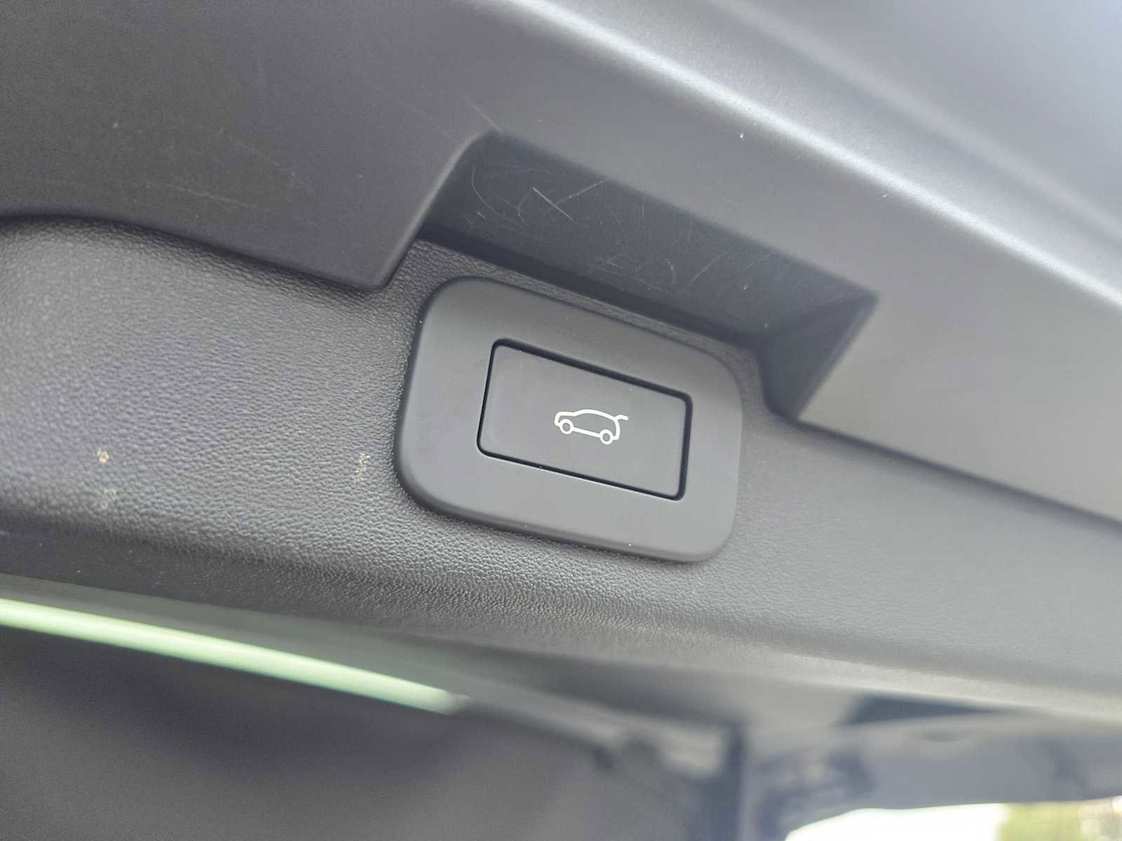 Certified 2024 Land Rover Discovery S AWD/4WD image 18