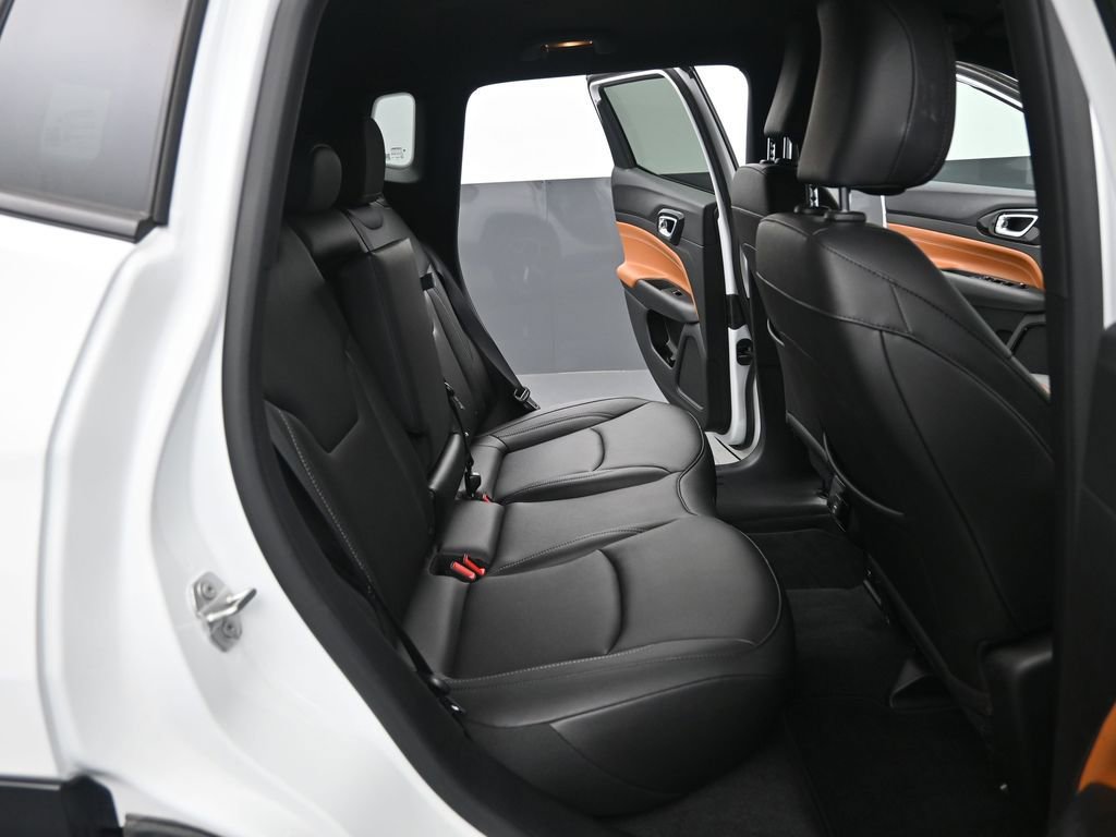 Used 2025 Jeep Compass Limited image 15