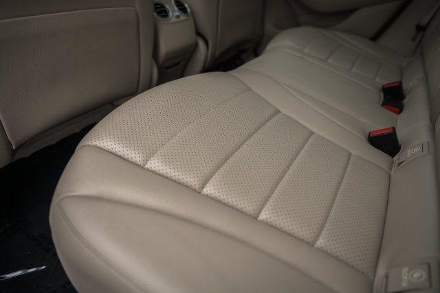 Used 2019 Mercedes-Benz GLC 350e 4MATIC w/ Premium Package image 32