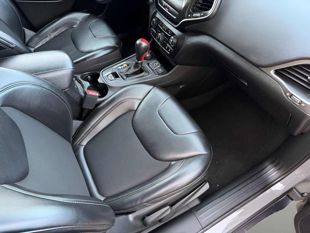 Used 2020 Jeep Cherokee Latitude Plus image 28