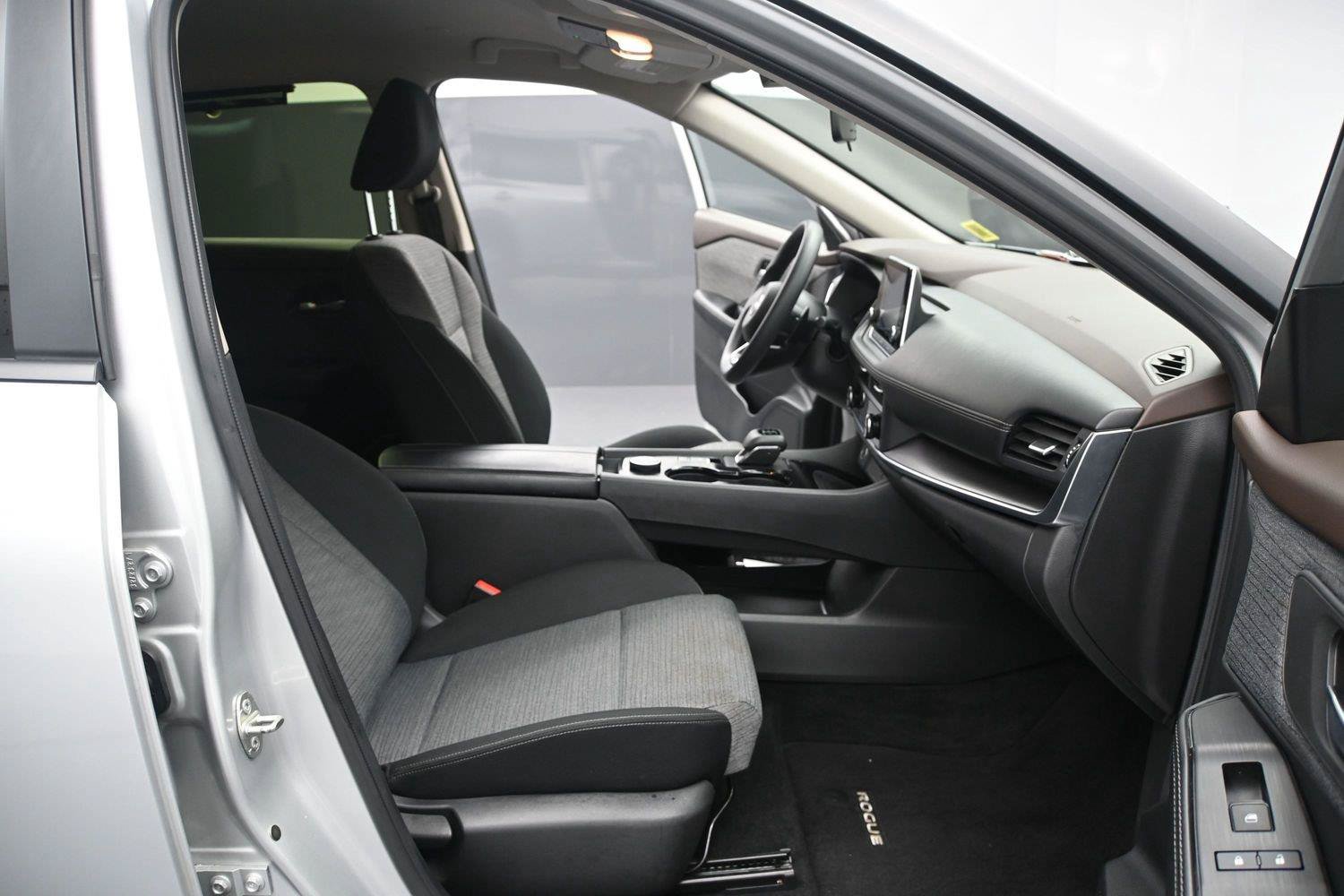 Used 2023 Nissan Rogue SV AWD/4WD image 17