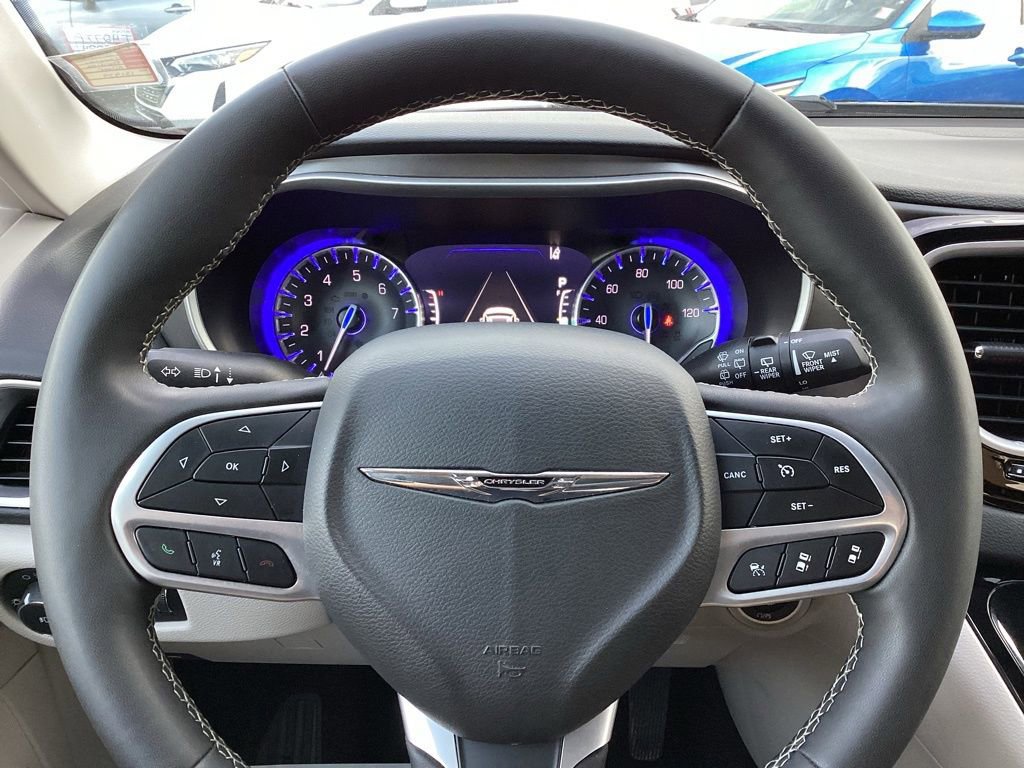 Used 2024 Chrysler Pacifica Touring-L FWD image 32