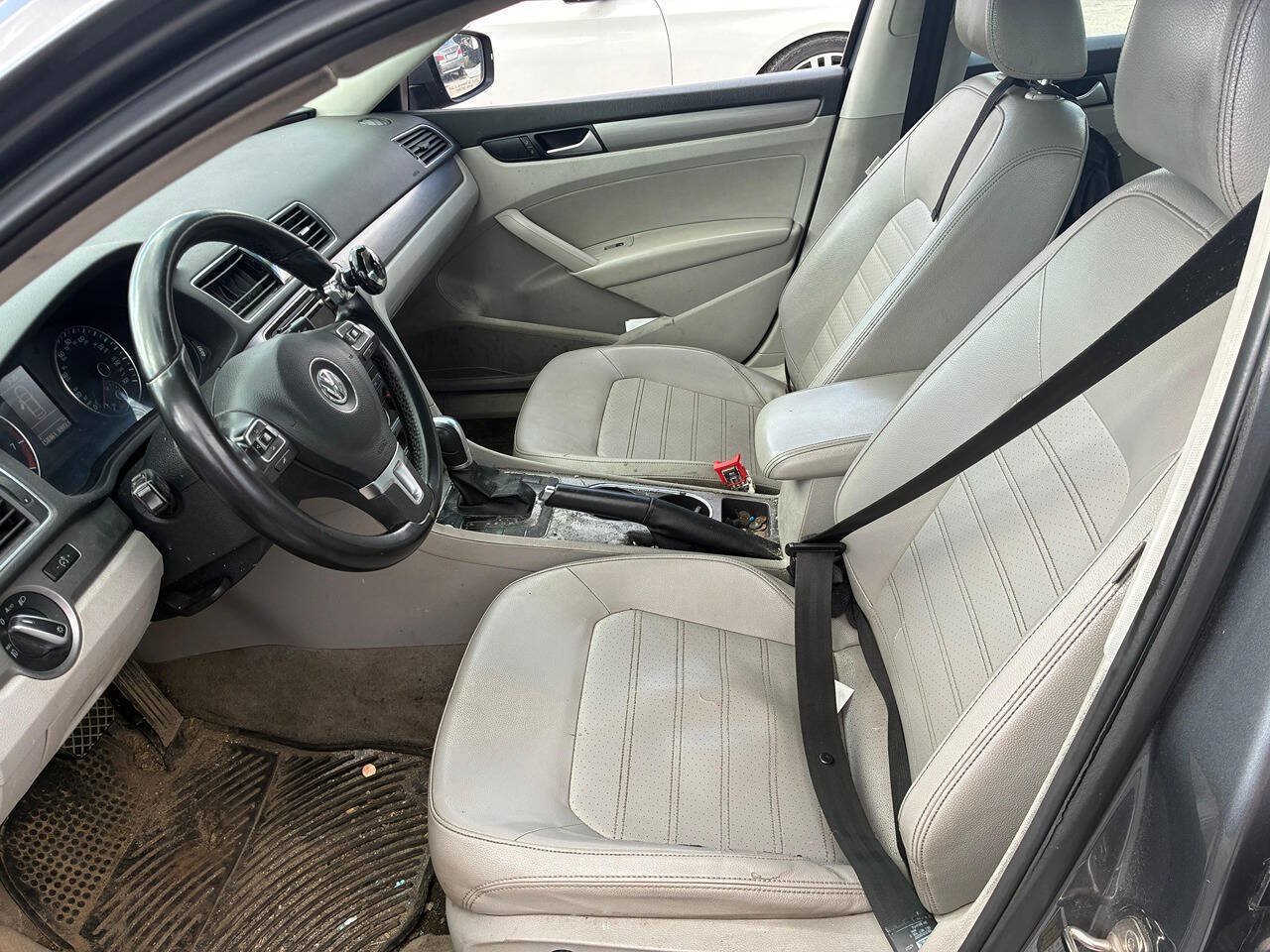 Used 2015 Volkswagen Passat 1.8T SE FWD image 9
