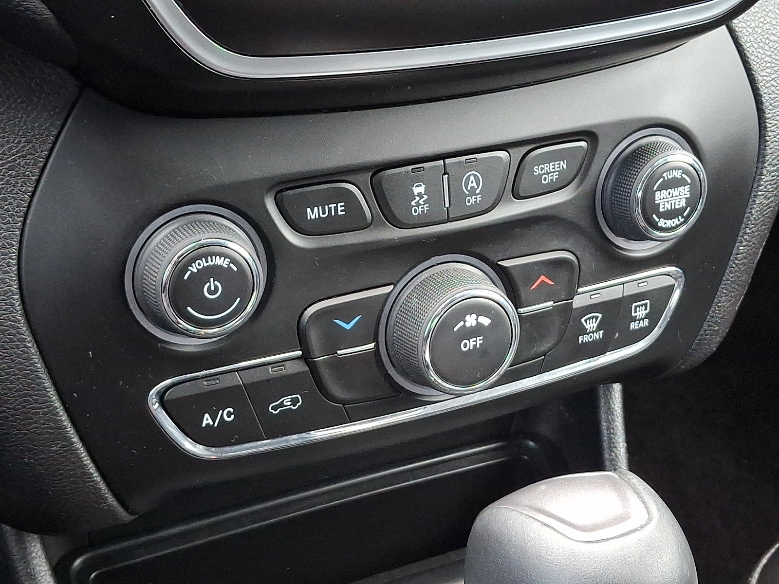 Certified 2019 Jeep Cherokee Latitude Plus AWD/4WD image 16