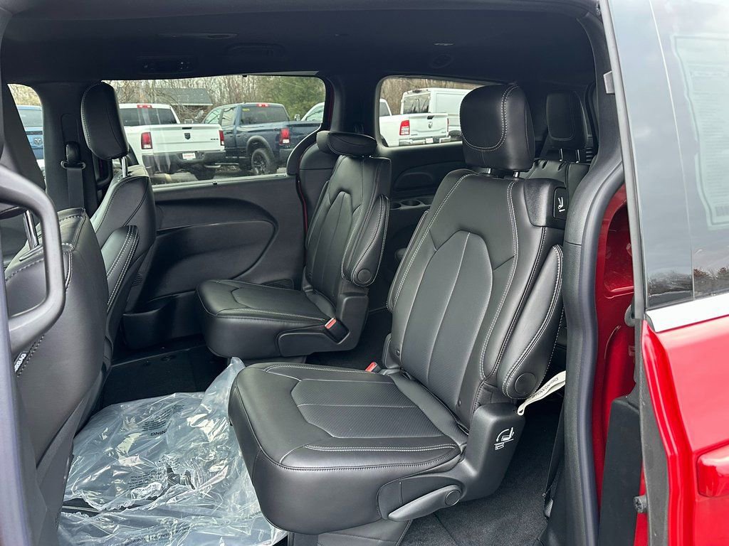 New 2026 Chrysler Pacifica Select image 13