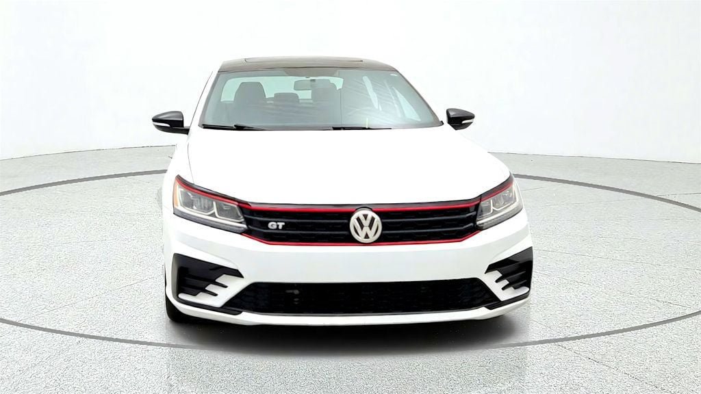 Used 2018 Volkswagen Passat 3.6 FWD image 2