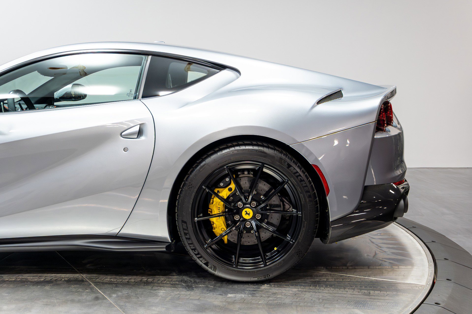 Used 2018 Ferrari 812 Superfast RWD image 36