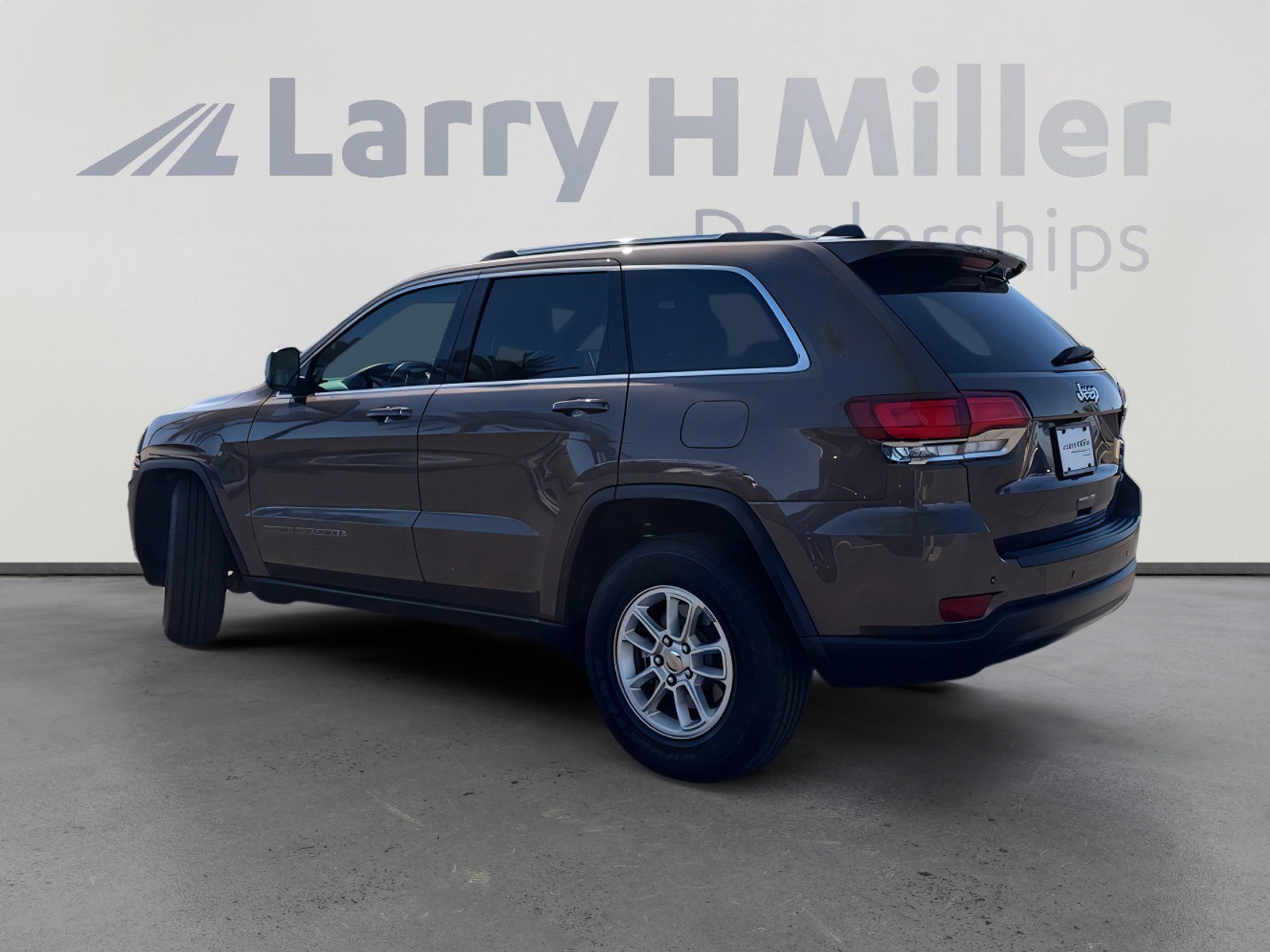 Used 2020 Jeep Grand Cherokee Laredo image 3