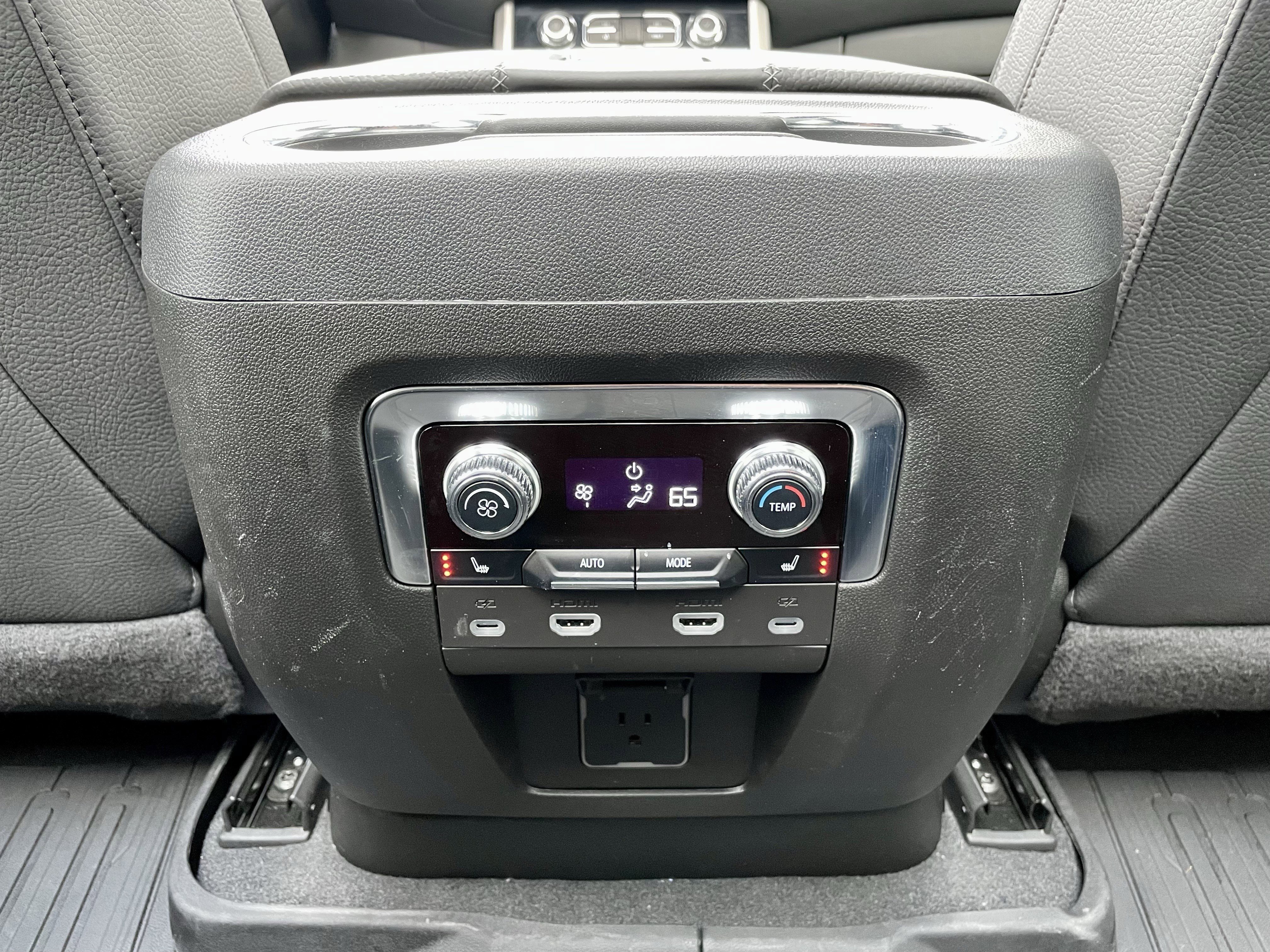 Used 2024 GMC Yukon Denali w/ Advanced Technology Package AWD/4WD image 26