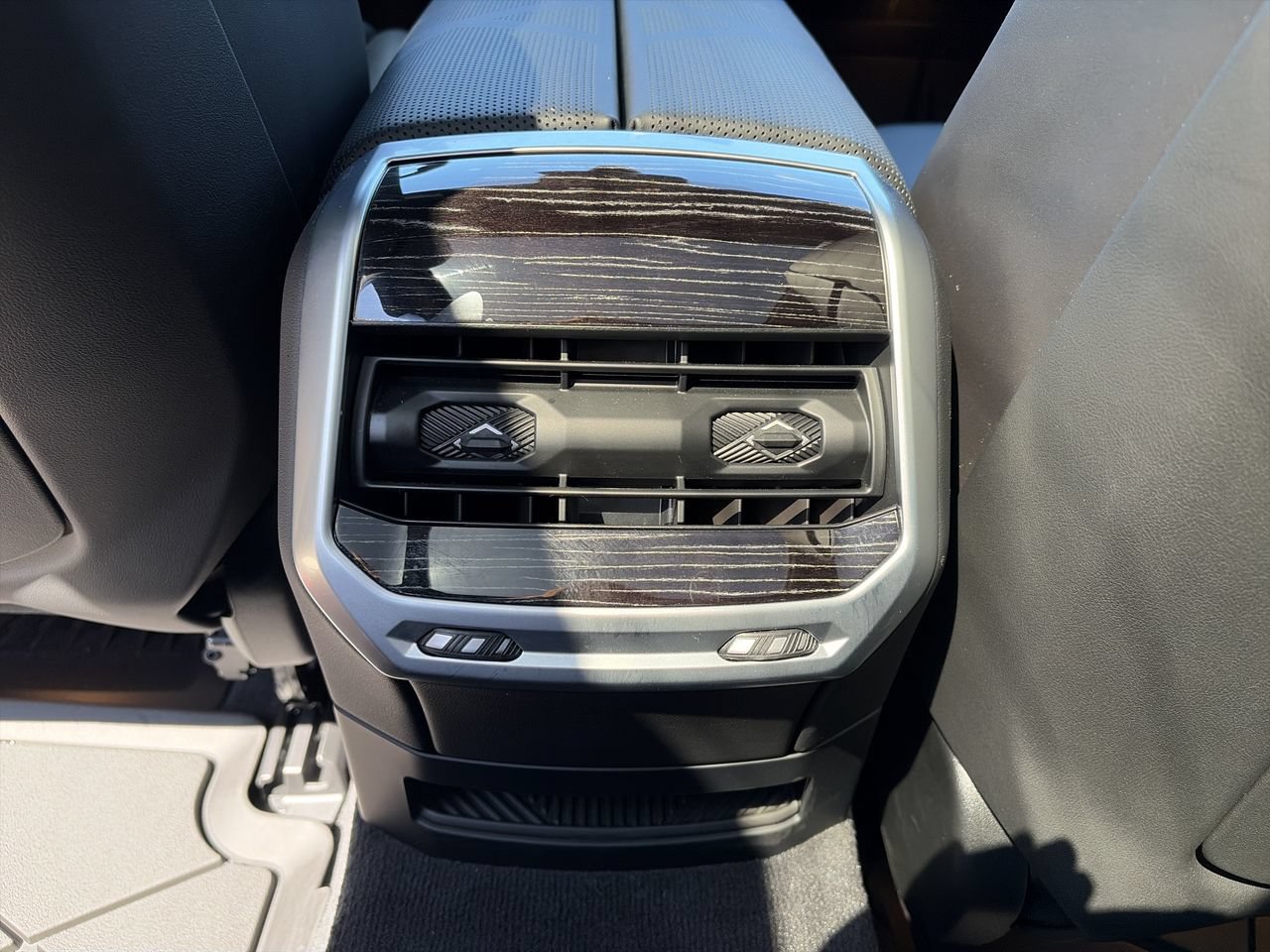 Used 2025 BMW i7 eDrive50 w/ Executive Package RWD image 31