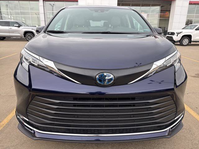 Certified 2023 Toyota Sienna XLE image 14