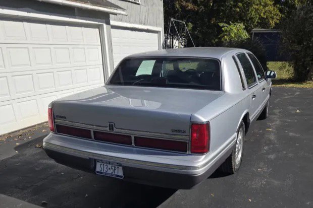 Used 1995 Lincoln Town Car Signature image 27