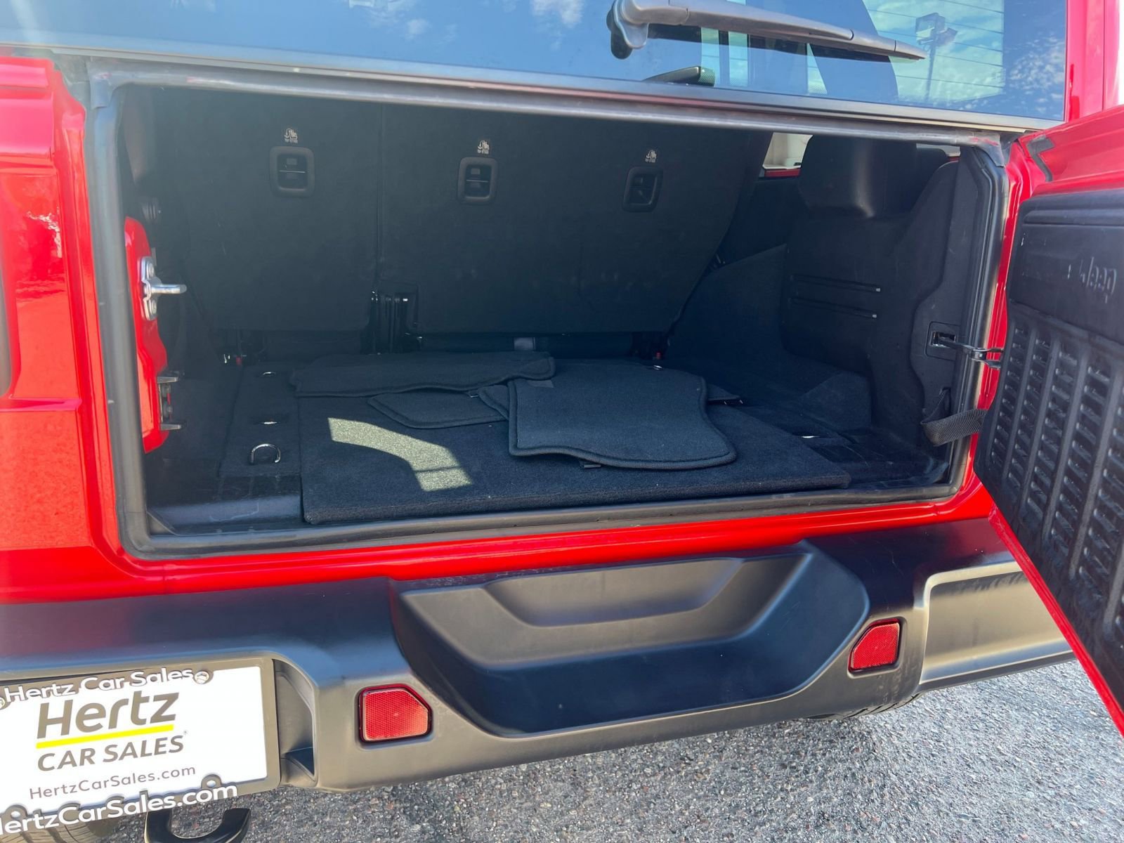Used 2025 Jeep Wrangler Sahara image 31