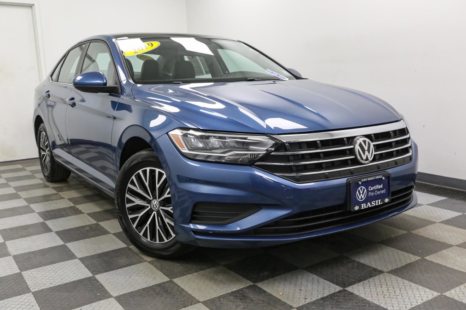 Certified 2019 Volkswagen Jetta SE image 3