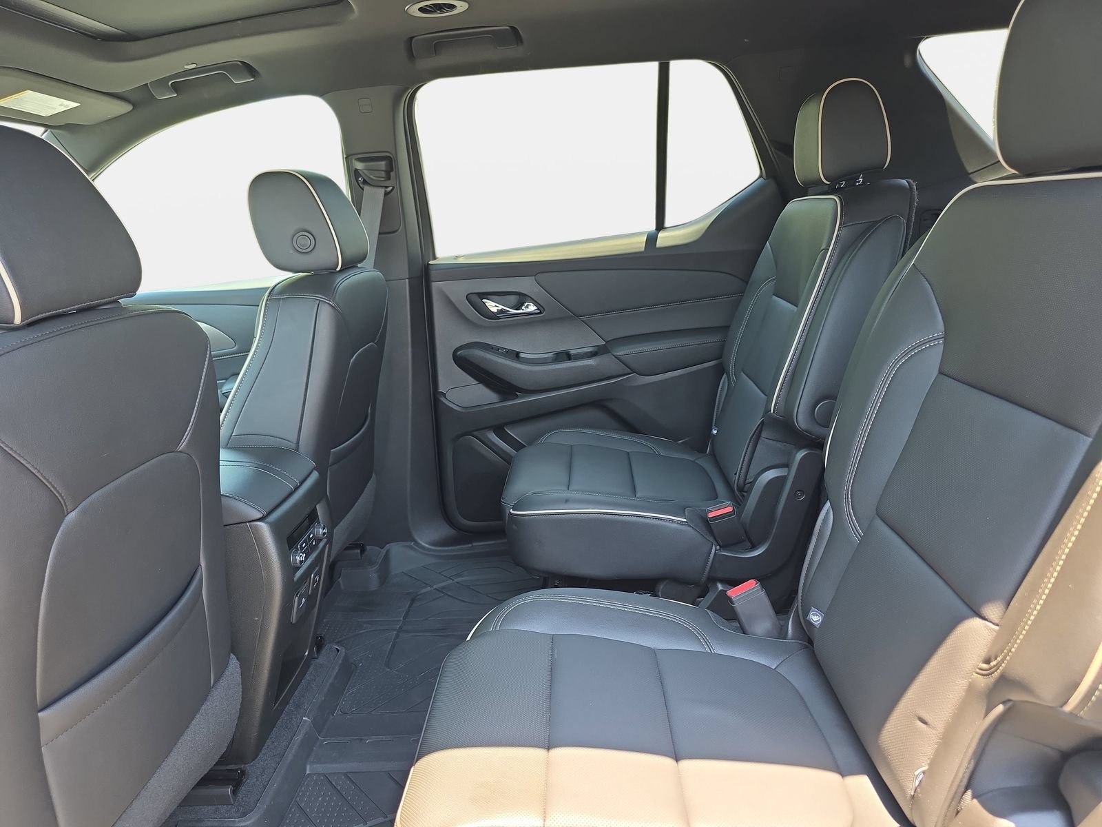 Used 2023 Chevrolet Traverse Premier FWD image 15