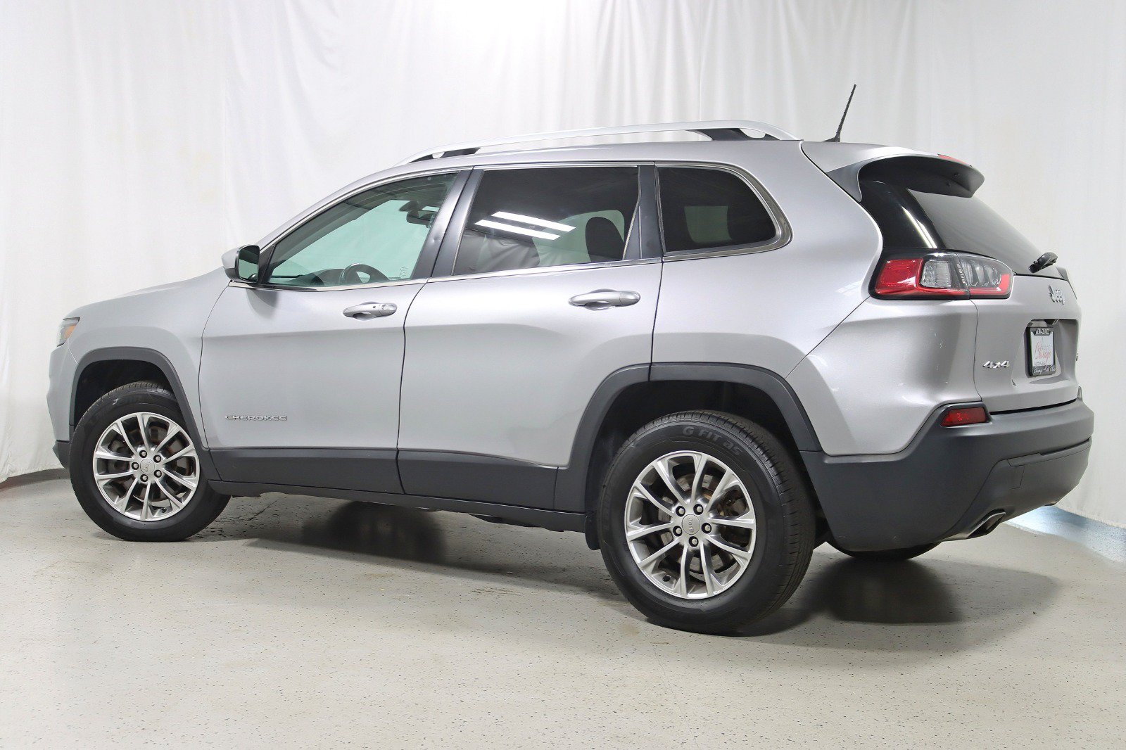 Used 2019 Jeep Cherokee Latitude Plus w/ Cold Weather Group AWD/4WD image 9