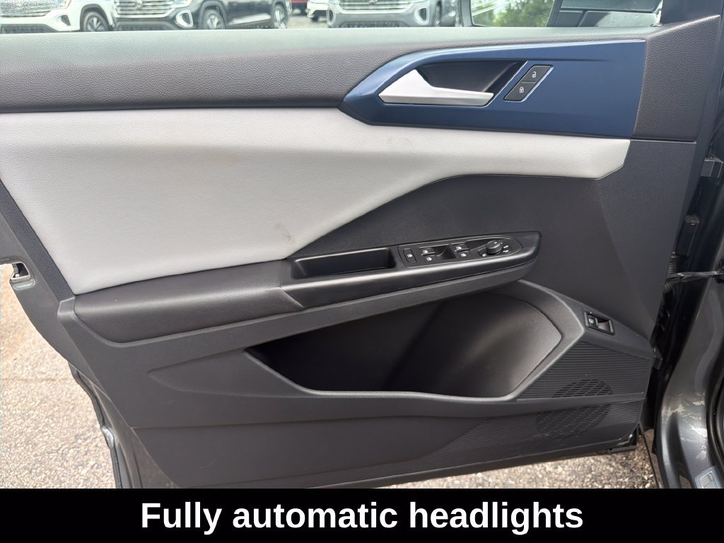 Used 2023 Volkswagen Taos SE w/ Panoramic Sunroof Package AWD/4WD image 12