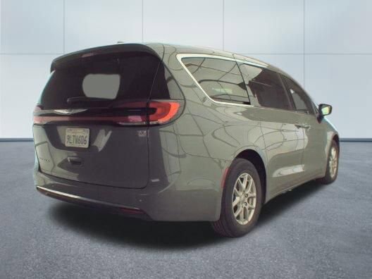 Used 2025 Chrysler Pacifica Select FWD image 5