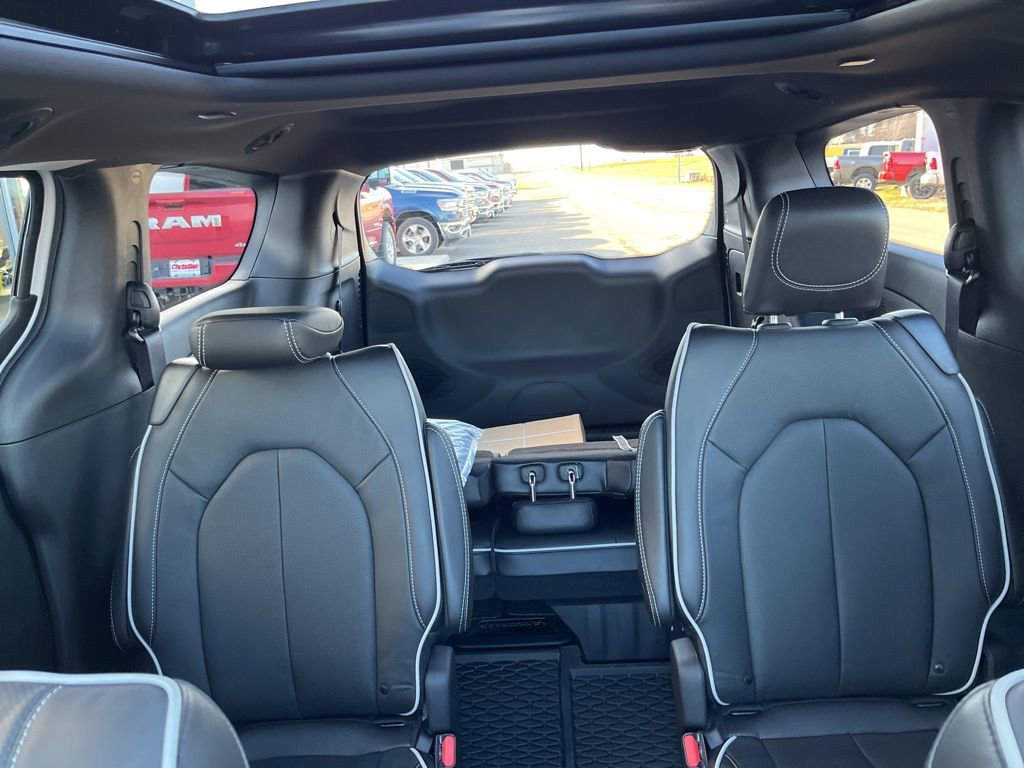 New 2026 Chrysler Pacifica Limited image 22