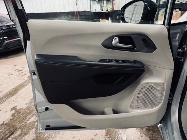 Certified 2024 Chrysler Pacifica Touring-L image 13