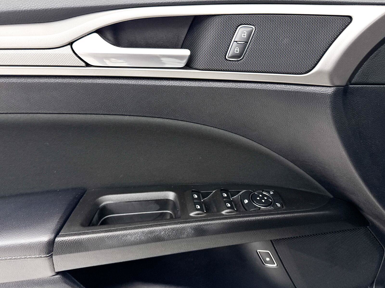 Used 2019 Ford Fusion SE FWD image 22