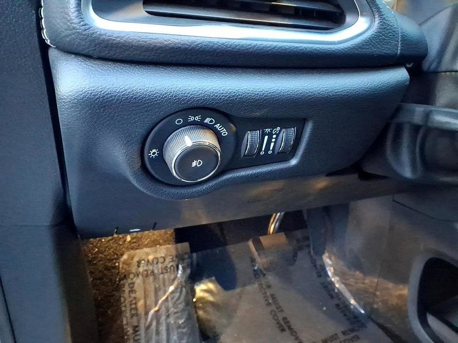 Used 2023 Chrysler Pacifica Limited w/ Uconnect Theater Family Group image 13