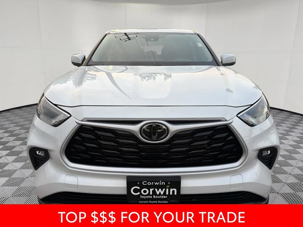 Used 2024 Toyota Highlander LE AWD/4WD image 2
