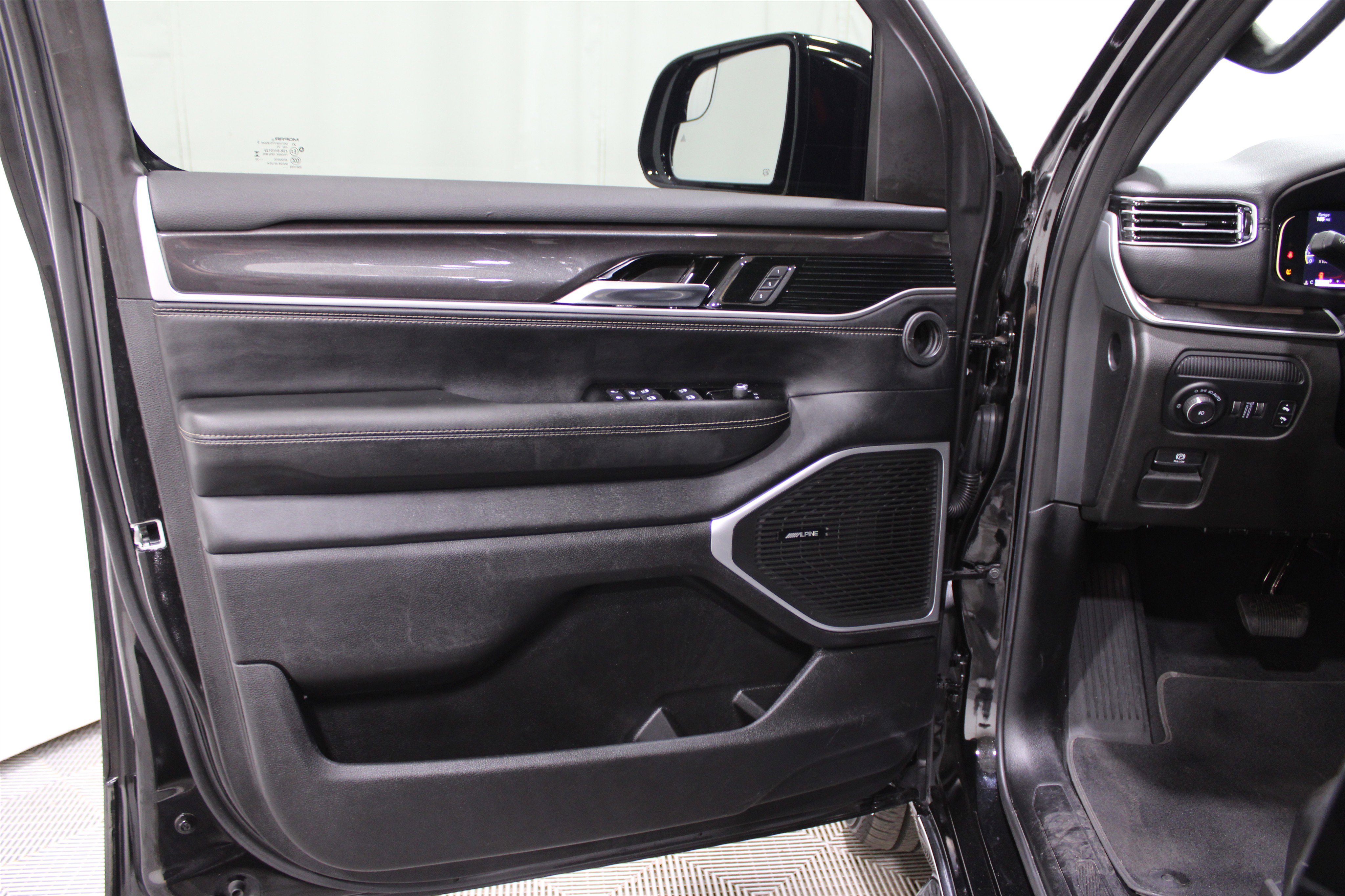 Used 2023 Jeep Wagoneer 4WD w/ Premium Group I image 6