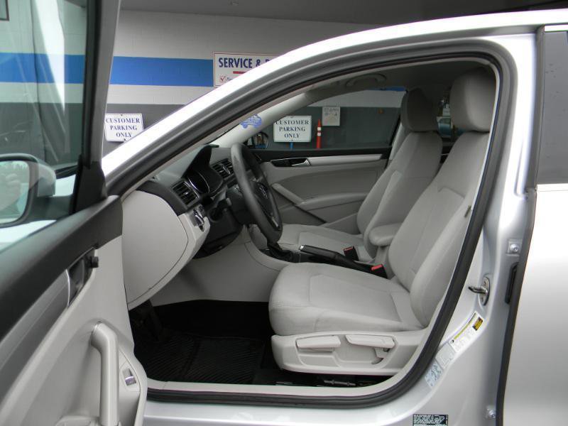 Used 2017 Volkswagen Passat 1.8T S image 12