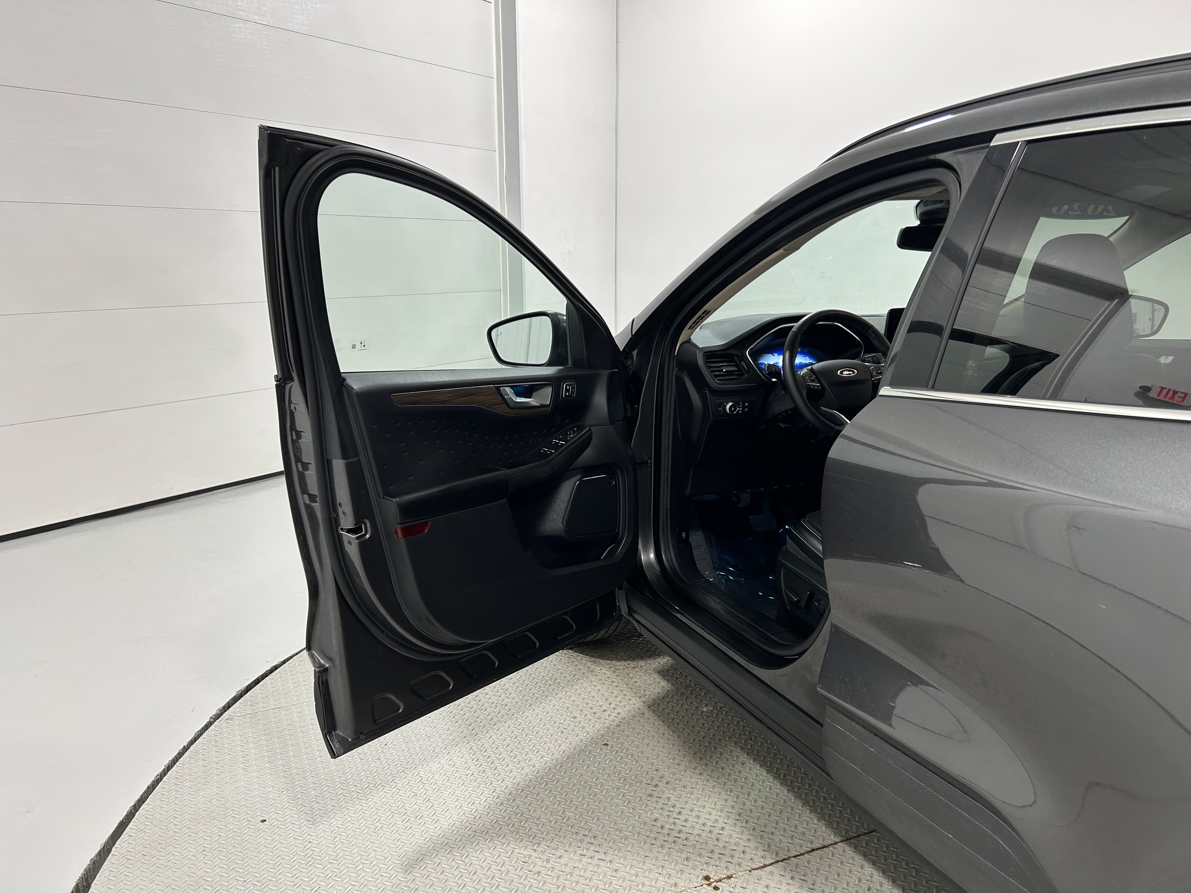 Used 2020 Ford Escape Titanium AWD/4WD image 23
