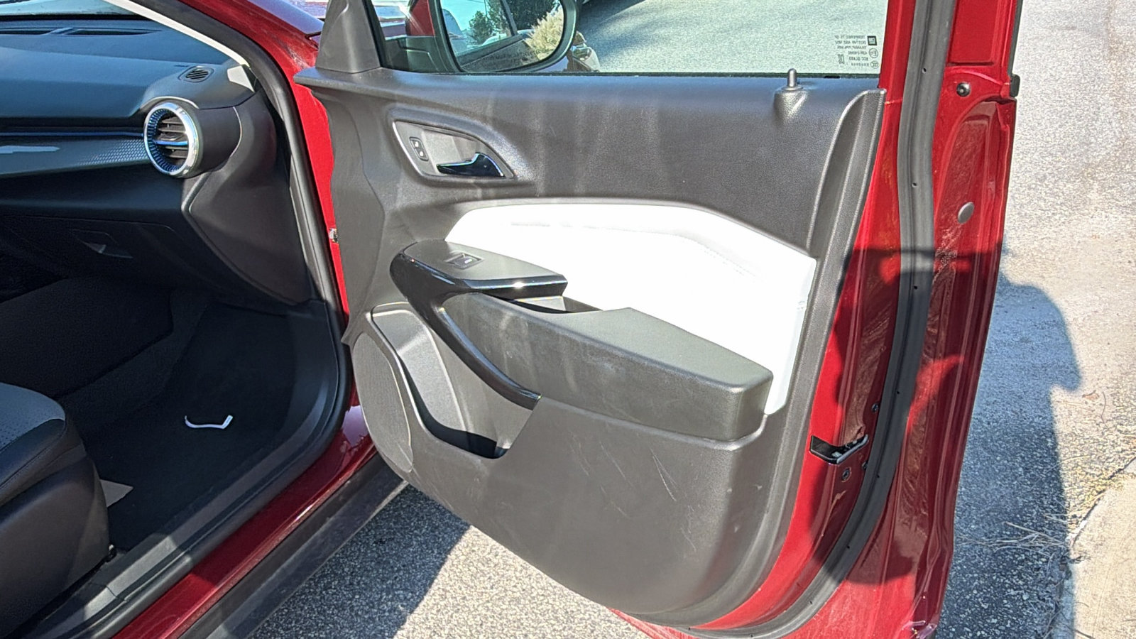 Used 2025 Chevrolet Trax LT FWD image 18