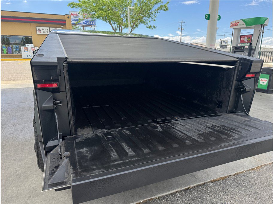 Used 2024 Tesla Cybertruck AWD Crew Cab image 32