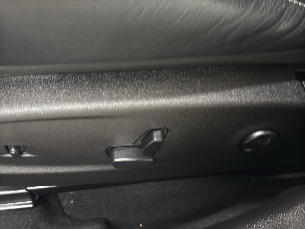 Used 2023 Chrysler 300 C image 13