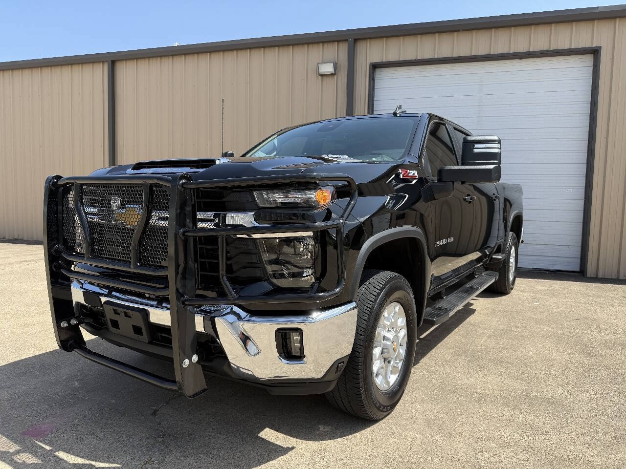 Used 2024 Chevrolet Silverado 2500 LT AWD/4WD image 2