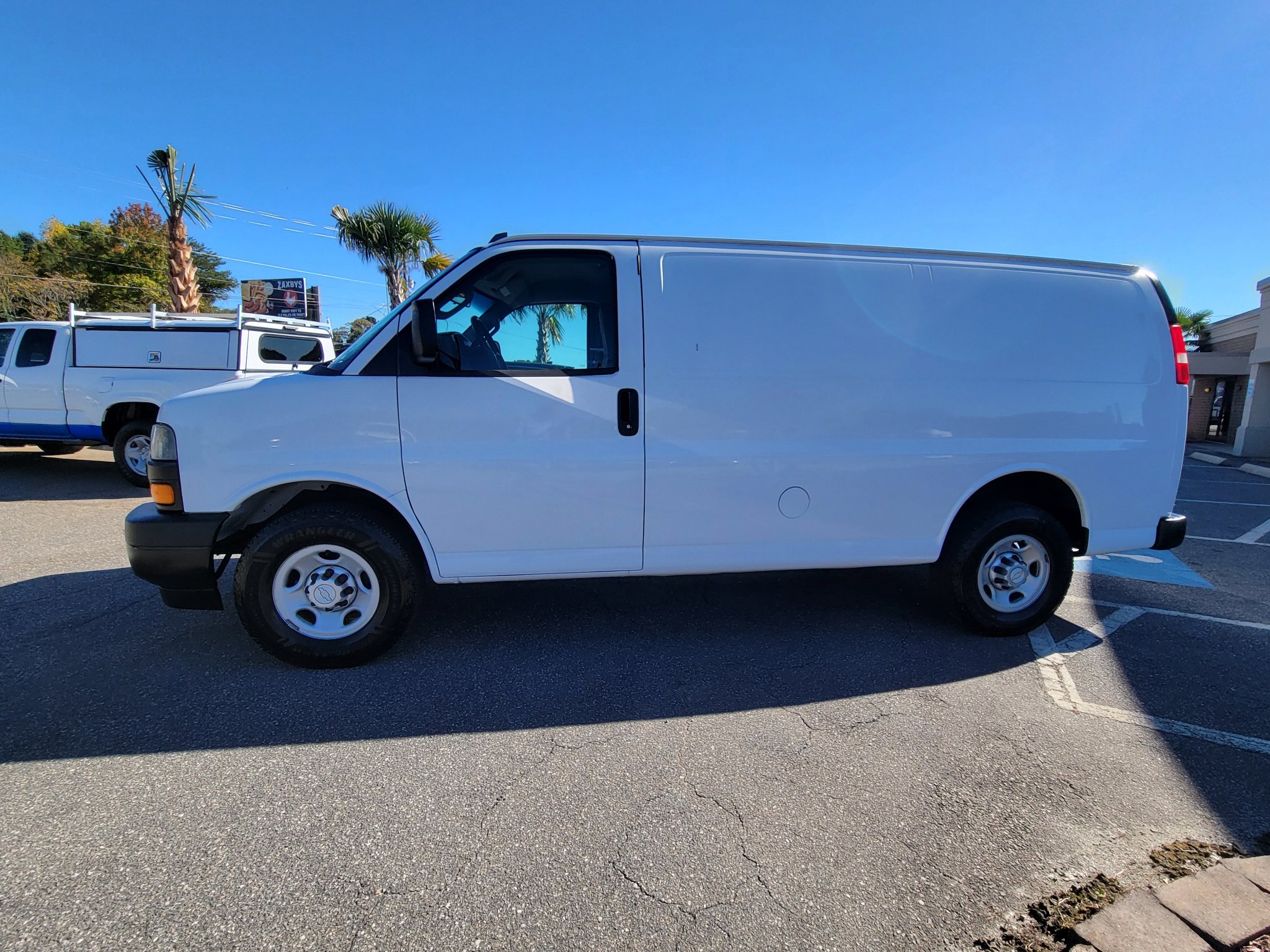 Used 2018 Chevrolet Express 2500 w/ Enhanced Convenience Package image 7