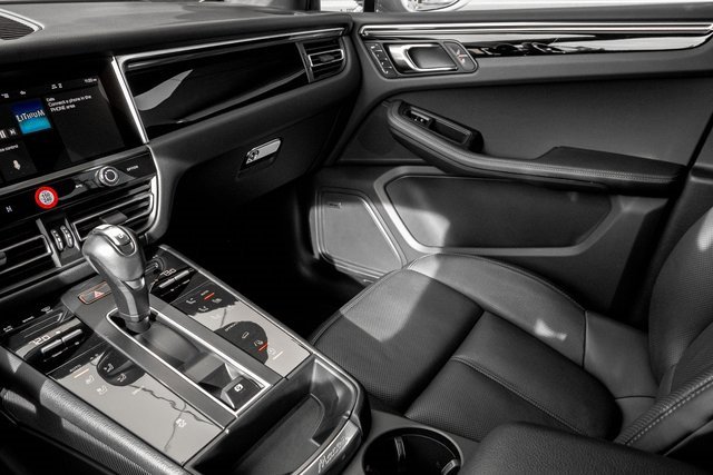 Used 2022 Porsche Macan w/ Premium Package Plus image 25