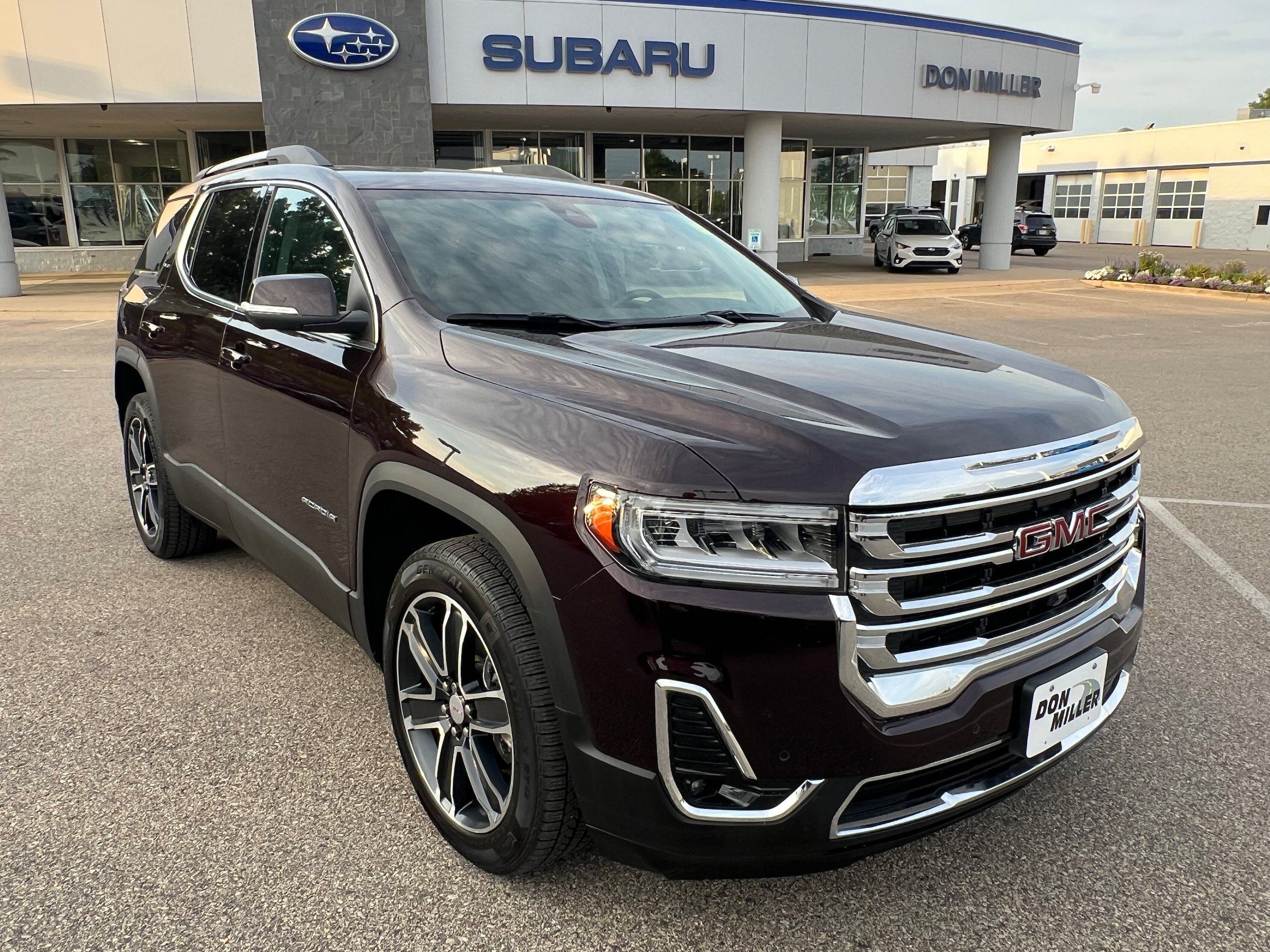 Used 2021 GMC Acadia SLT w/ Technology Package AWD/4WD image 1