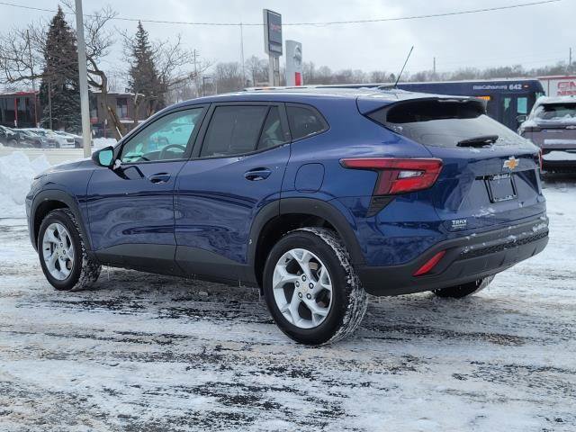 Used 2024 Chevrolet Trax LS w/ LS Convenience Package image 3