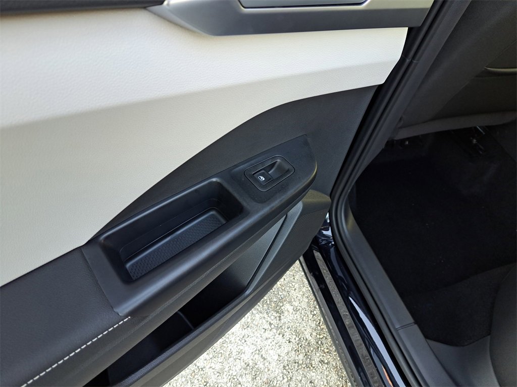 Certified 2025 Volkswagen Taos SE w/ Panoramic Sunroof Package image 12